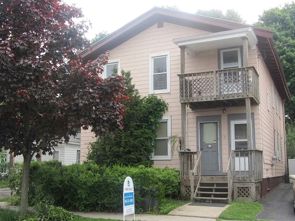 3 bed, $2,000 — Photo 1