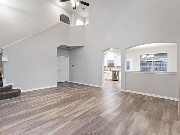 5th image of 7704 Bunker Dr