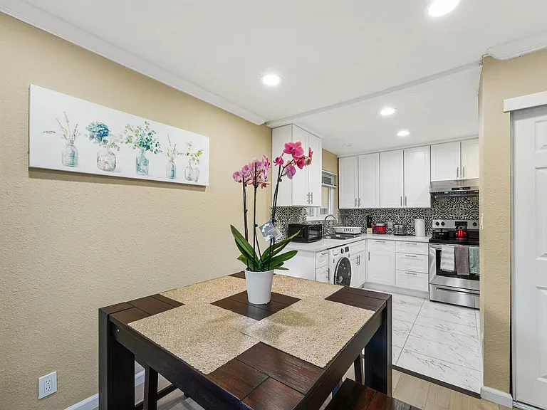 888 Golden Saratoga-Cupertino Apartment Homes — Photo 21
