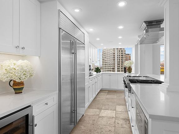 4th image of 61 W 62nd St APT 21C