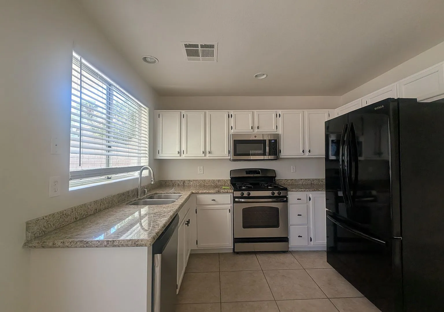 Ft Apache & Cheyenne House - Fresh Paint + Brand-New Carpet Spacious 5-Bedroom Home with 3-Car Ga... — Photo 3