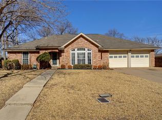 220 Springhill Dr, Hurst, TX 76054