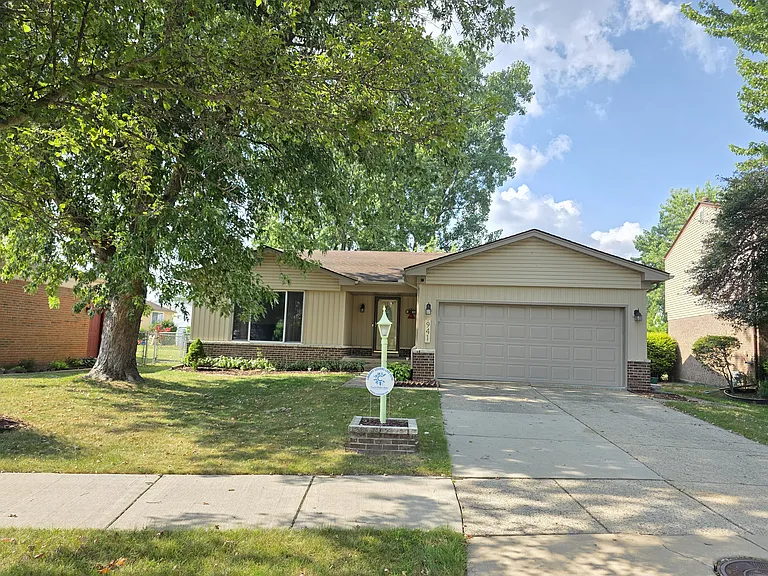 941 Princess Dr — Photo 1