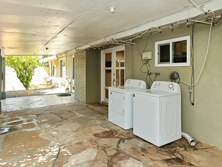 526 N Emerald Dr — Photo 28