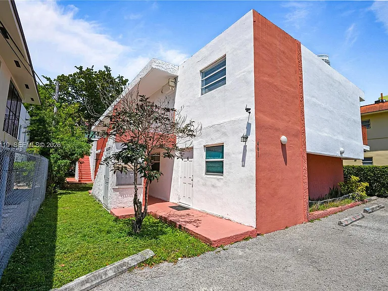 461 SW 7th St #5 — Photo 2