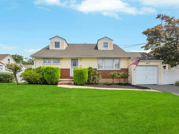 890 Polk Avenue, Franklin Square, NY 11010