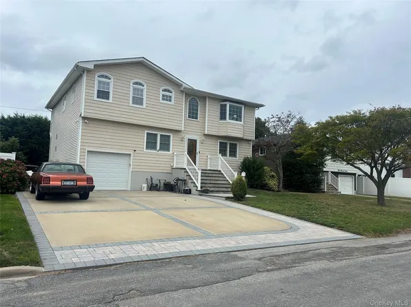 311 Riviera Parkway, Lindenhurst, NY 11757