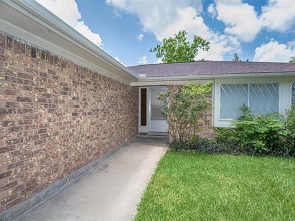 3rd image of 203 Fleetwood Circle