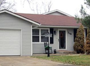 206 Sunset Ln, Centralia, MO 65240