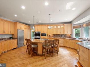 7016 Winterberry Ln, Bethesda, MD 20817
