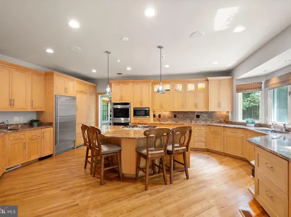 7016 Winterberry Ln, Bethesda, MD 20817