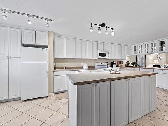 5th image of 2264 Winkler Ave APT 203