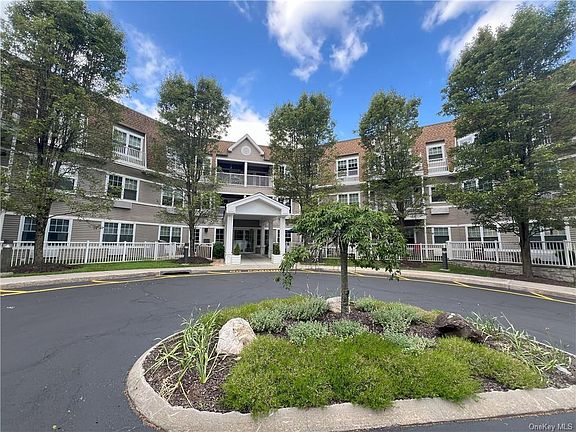 2nd image of 305 Sutton Dr #305