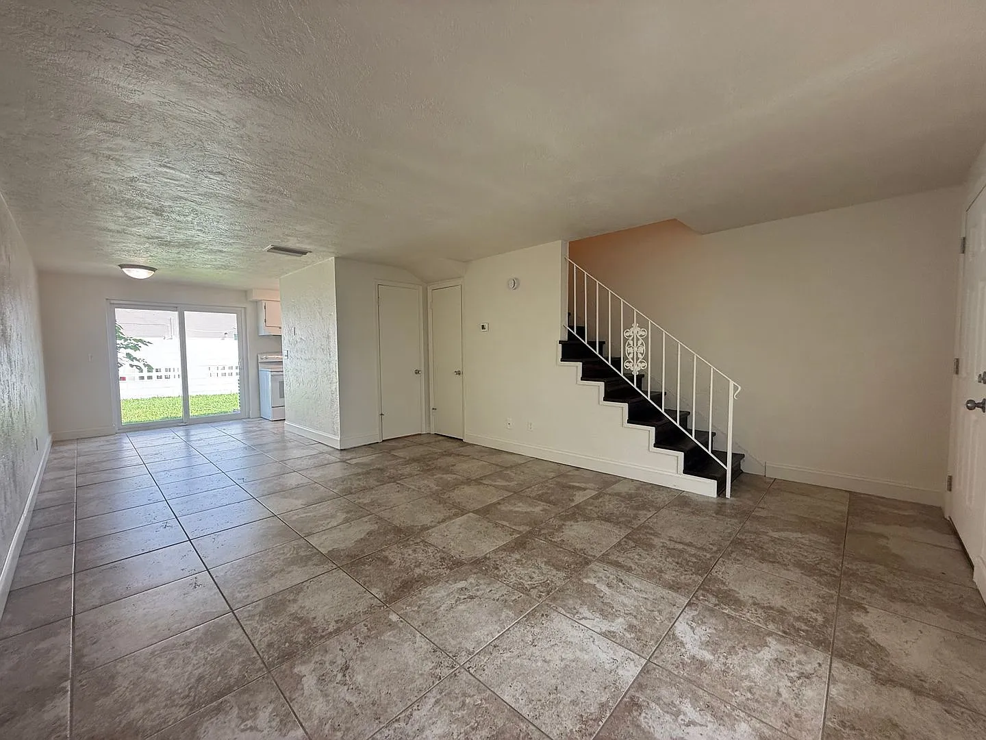 Inviting 2-bedroom, 1.5-bath home in South Daytona — Photo 3