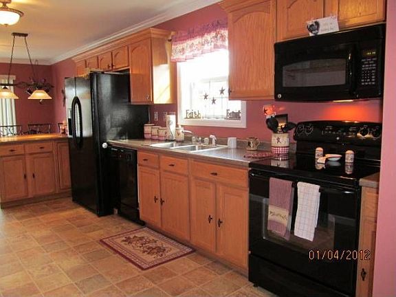 Spacious kitchen w/appl.