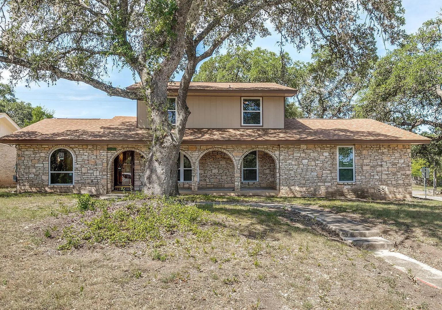 Spacious Charter Oaks 4-Bedroom — Photo 2