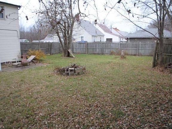 3rd image of 1829 Tait St
