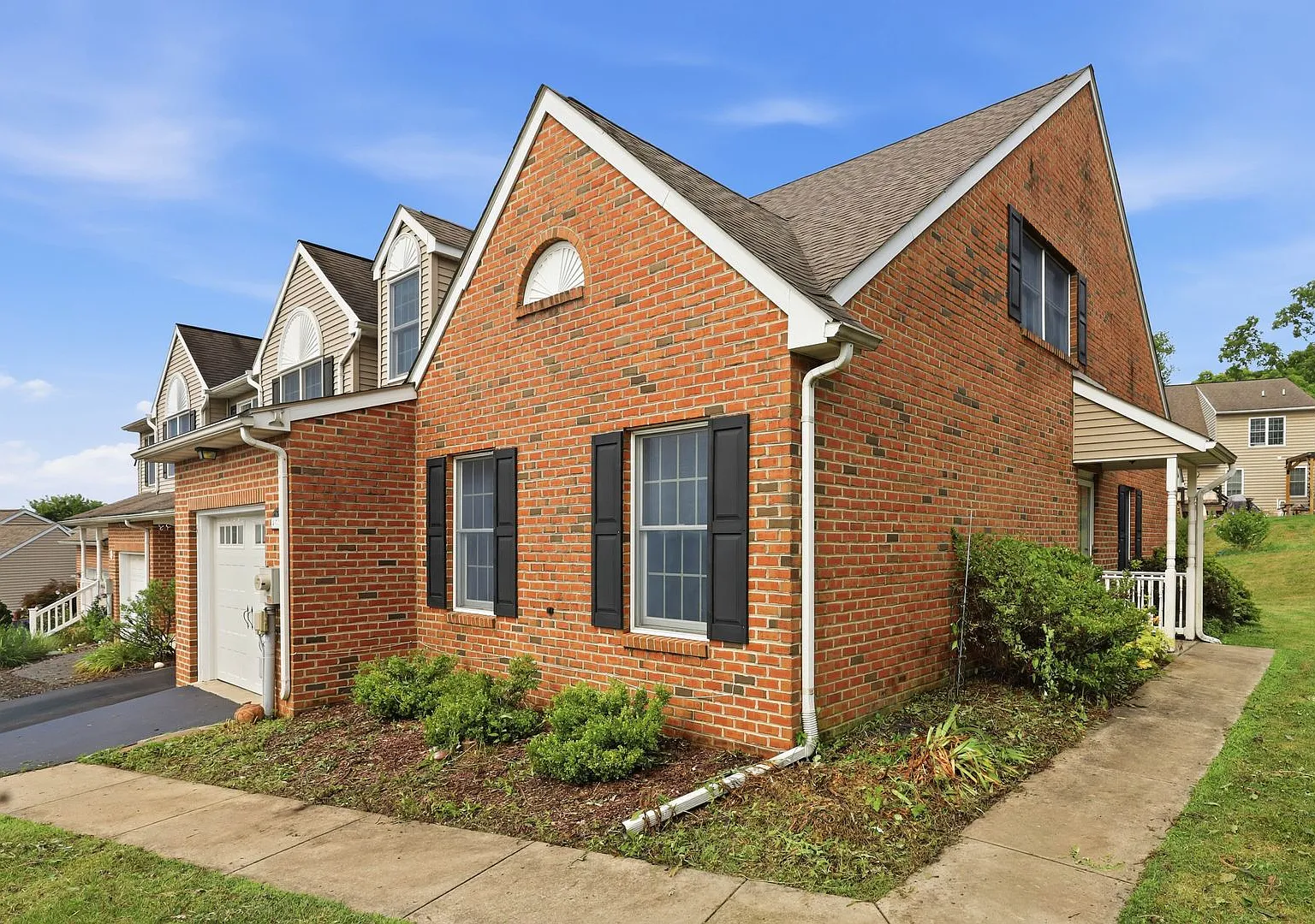 Beautiful 3 BR End Unit Townhouse in Summit Hills! Move-In Special 1/2 Off Deposit! — Photo 2