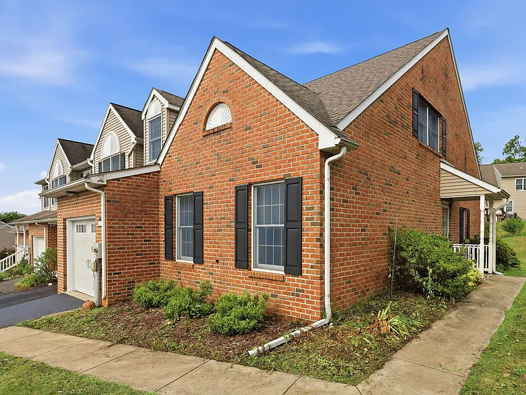 472 Hillside Dr — Photo 2