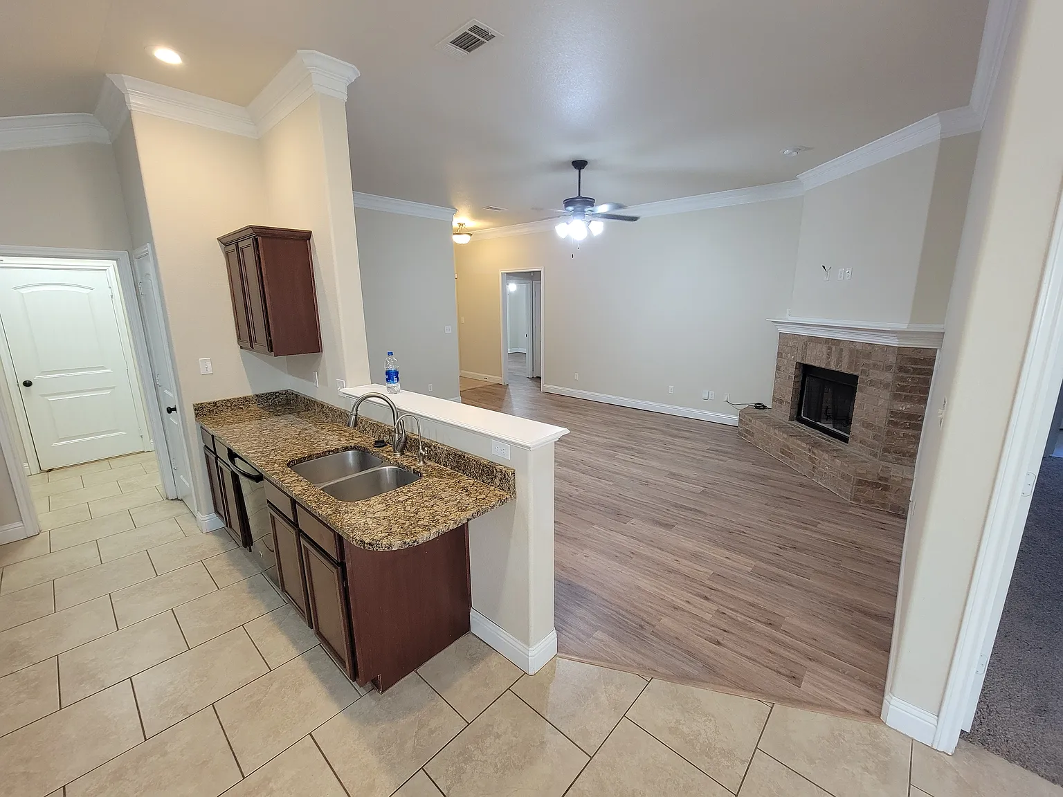 3 bed, 1636 sqft, $2,400 — Photo 4