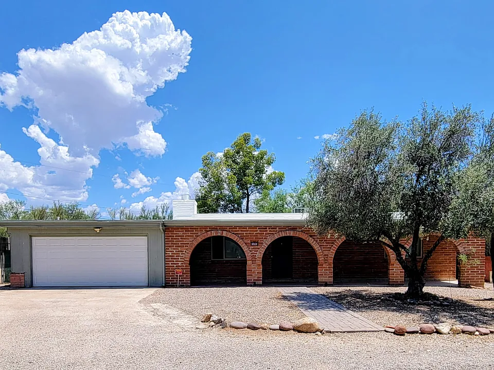 8840 E Hawk Pl