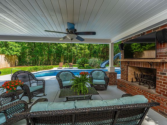 5th image of 69 King Charles Cir