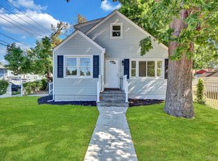863 Prospect Ave, Westbury, NY 11590