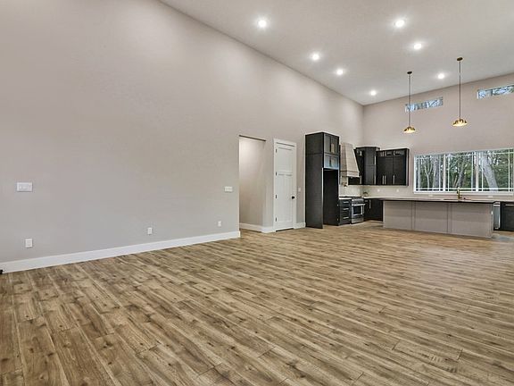 3rd image of 548 Acorn Ln