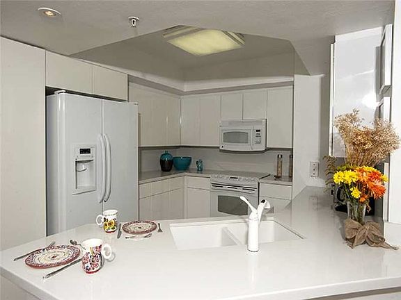 4th image of 1800 Sunset Harbour Dr #908