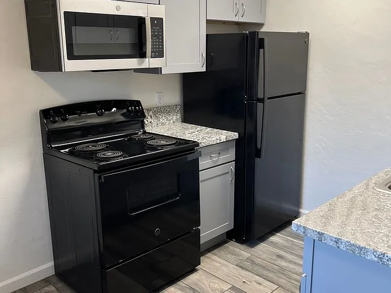 3700 N Fairview Ave — Photo 4