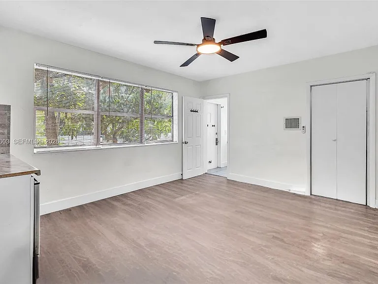 327 NE 55th St #STUDIO — Photo 2
