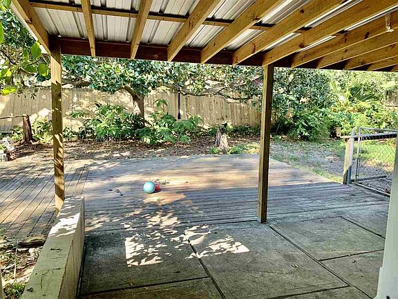 5th image of 306 Camelia St