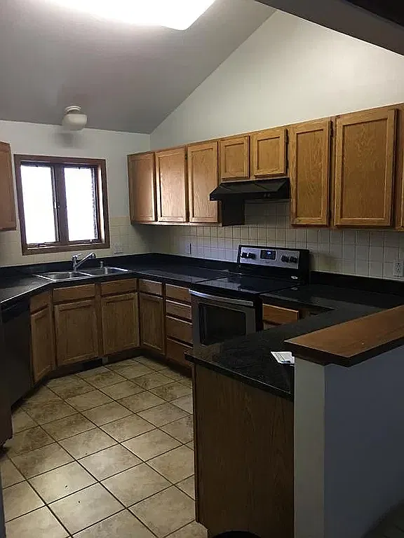 3 bed, 2.5 bath, 1800 sqft, $3,300 — Photo 2