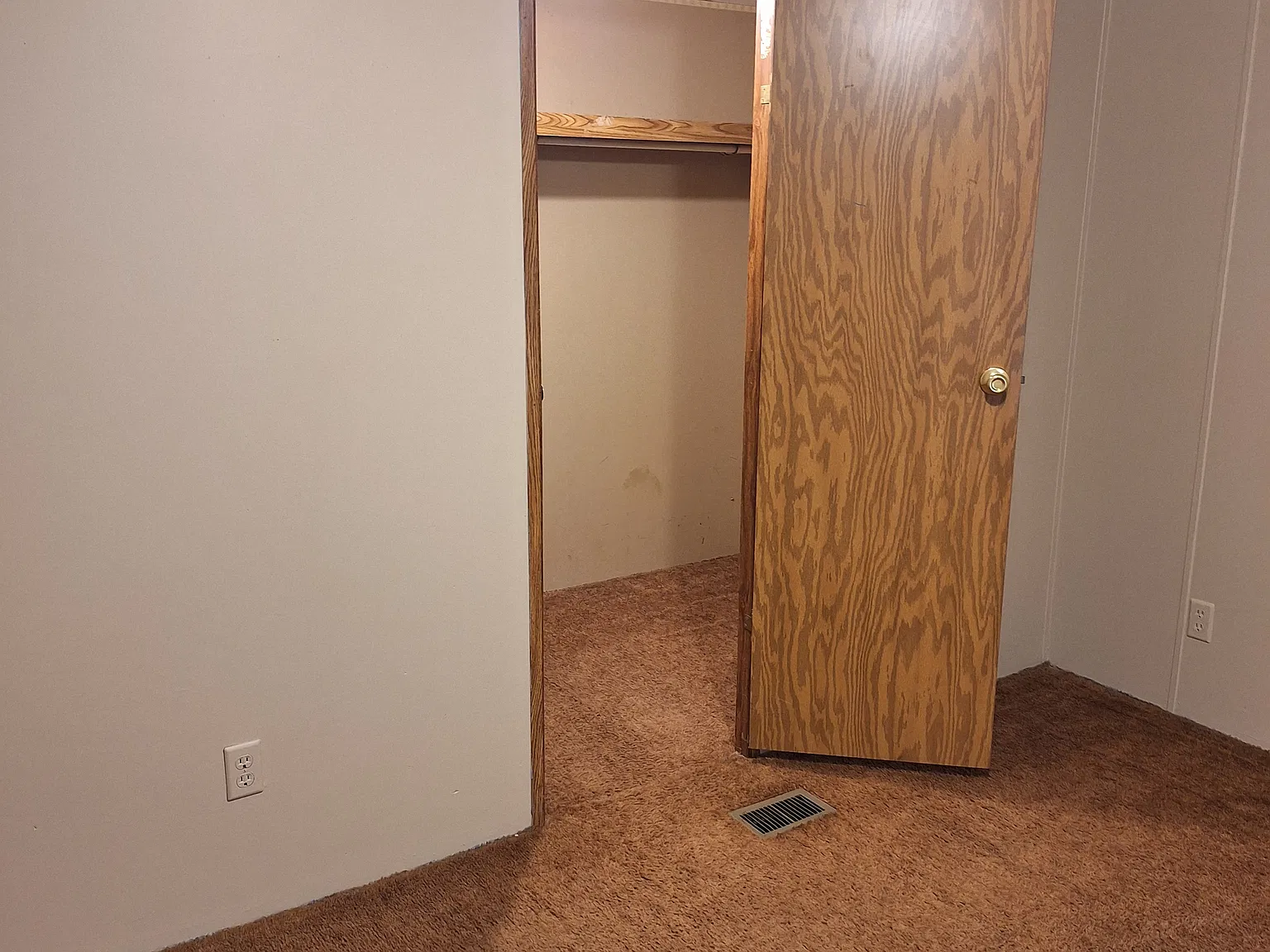3 bed, 980 sqft, $899 — Photo 3