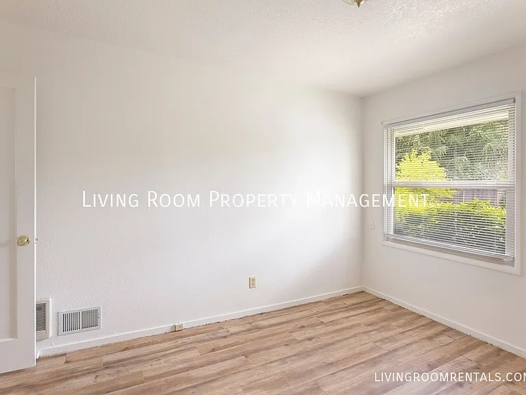 1410 N Webster St #2 — Photo 8