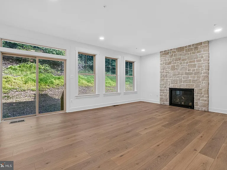 1490 Thurston Rd — Photo 18