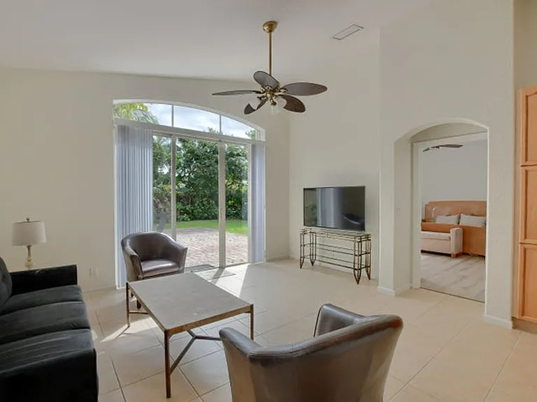 1225 E Magnolia Cir — Photo 4