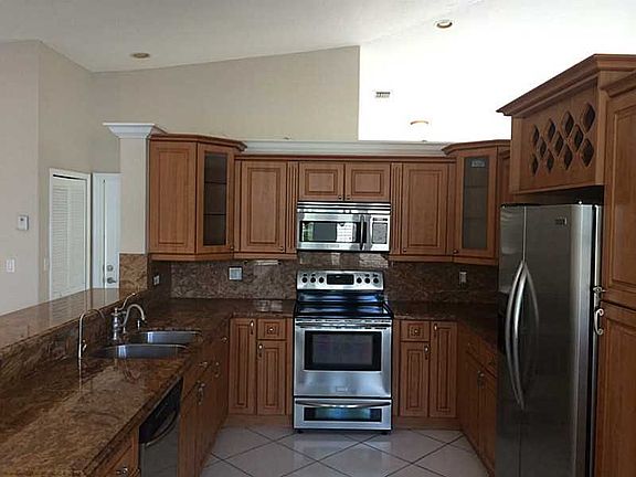 4th image of 2200 SW 142nd Ave