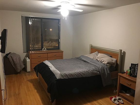 Bedroom (queen size bed)