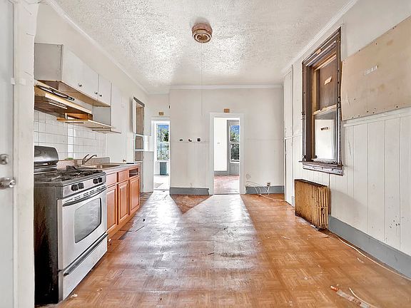 4th image of 1230 Putnam Ave