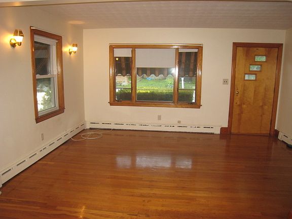 4th image of 535 Essex Ave