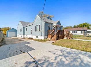 2406 E 40th Ct, Des Moines, IA 50317