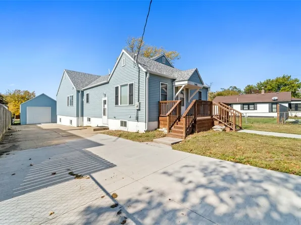2406 E 40th Ct, Des Moines, IA 50317