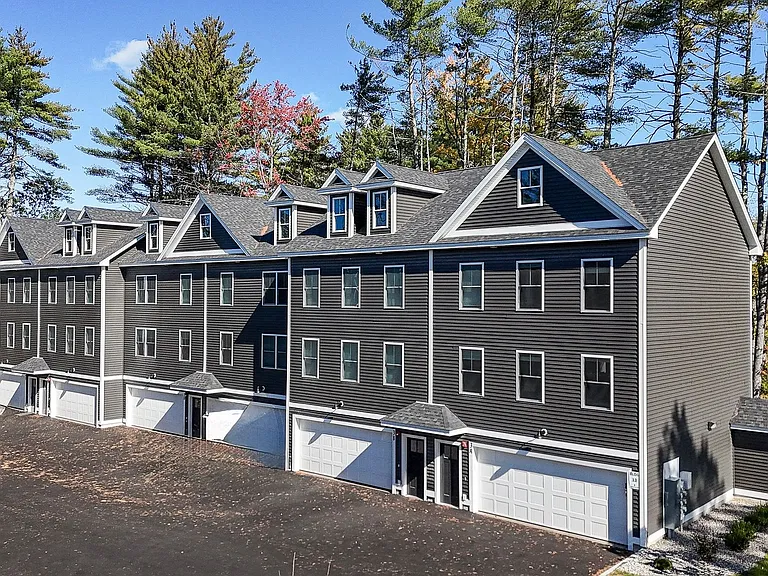 Bayberry Commons- 3 Bedroom 2.5 Bath Townhomes with 2 Car Garage — Photo 32