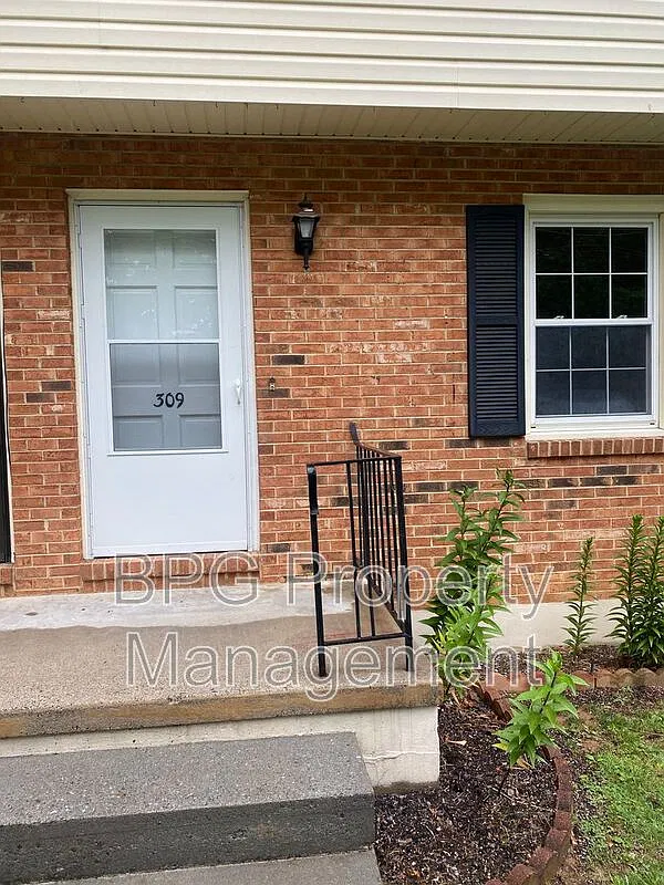 2 bed, 1.5 bath, 1100 sqft, $945 — Photo 1