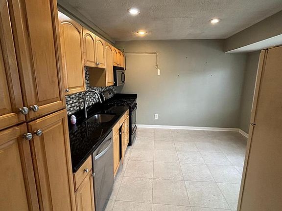 3rd image of 16 Falmouth Rd