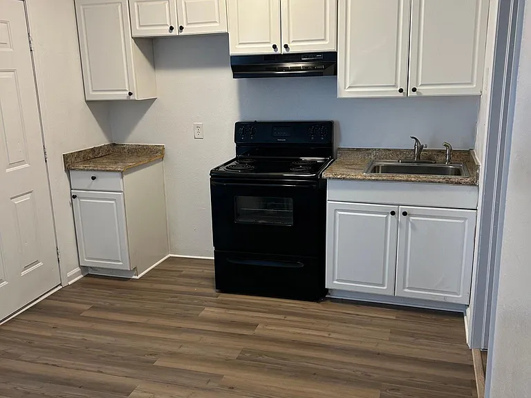 1422 W Brooks St — Photo 1