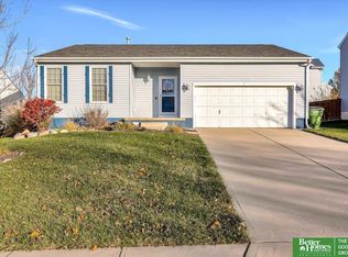 1004 Hardwood Dr, Papillion, NE 68046