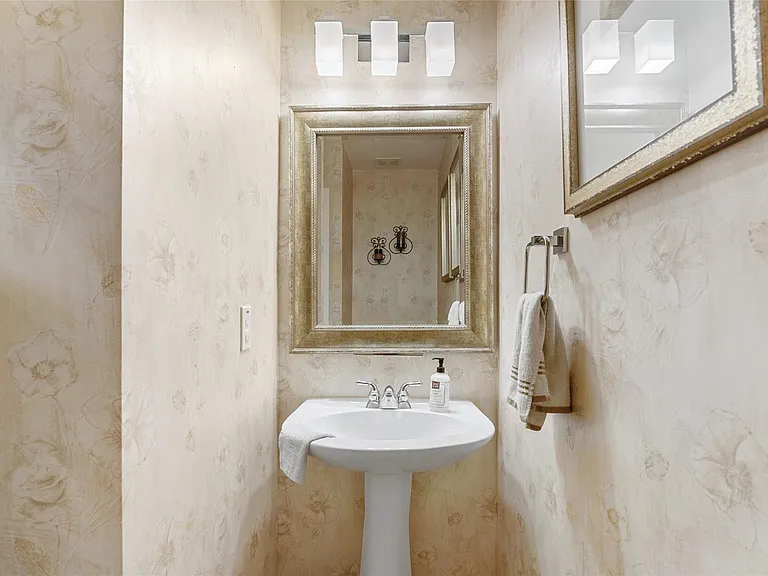 1014 Enclave Sq N — Photo 11
