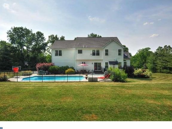 5th image of 73 Hershey Dr
